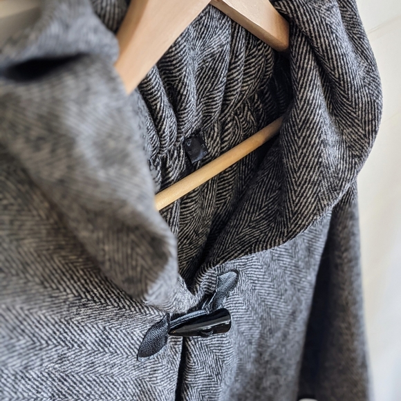 Black & White Pashmina Cape - Picture 4 of 10